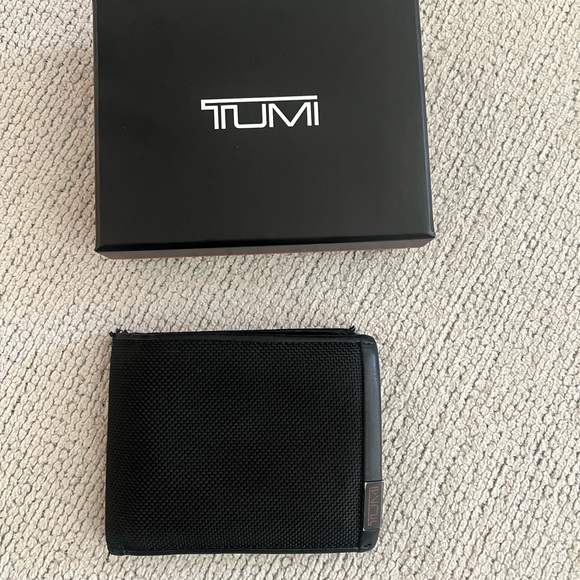 Tumi Men’s Black Global Center Flip Passcase - Picture 7 of 8